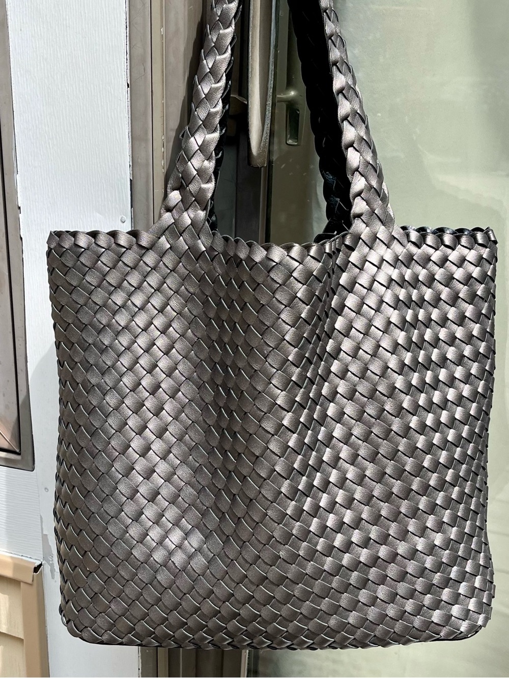 Ilse Jacobsen woven reversible tote in black and metallic gunmetal - Picture 5 of 10